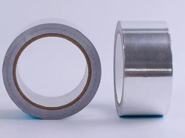 125um dicke Aluminiumfolienband der Premium-Qualität mit lösungsmittelbasiertem Acrylatklebstoff. Ausgezeichneter Schutz für Abdeckvorgänge in der Galvanik und beim Abbeizen.